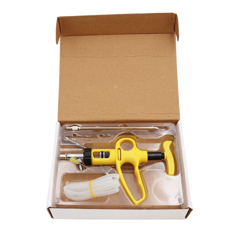 Gato negro de ojos verdes sentado en el alféizar de la ventana, mirando atentamente al exterior.