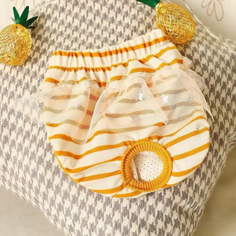 Un pañal rayado amarillo y blanco con un círculo amarillo