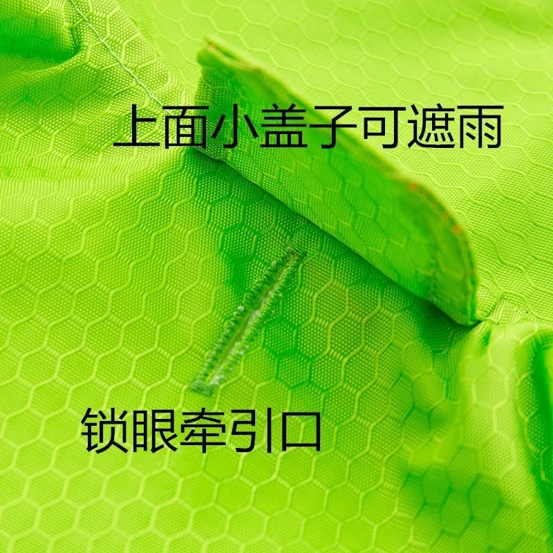 Una tela verde con cremallera y etiqueta