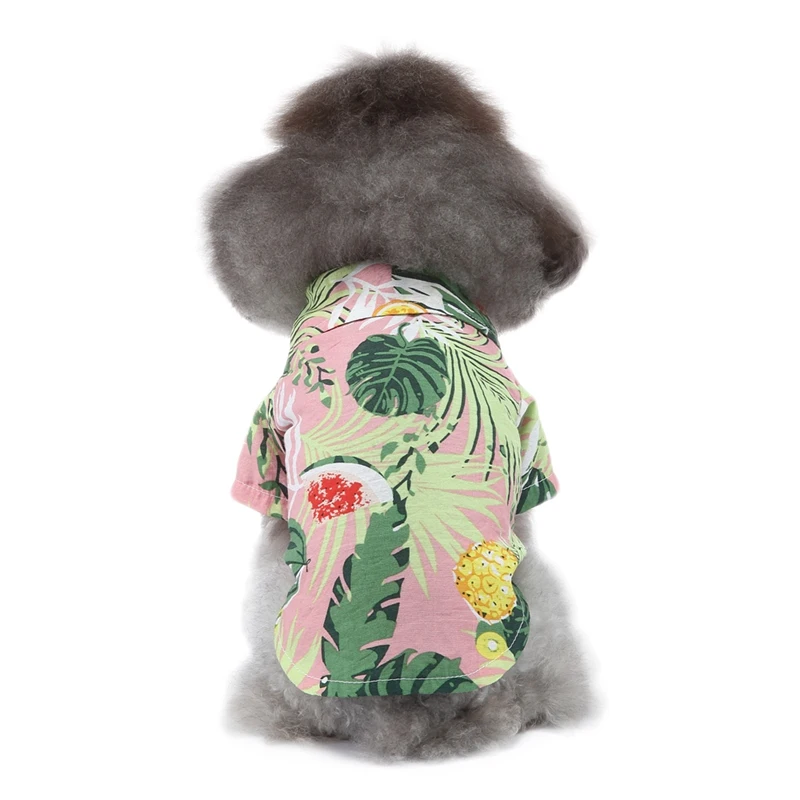 Perro pequeño tumbado con camisa hawaiana