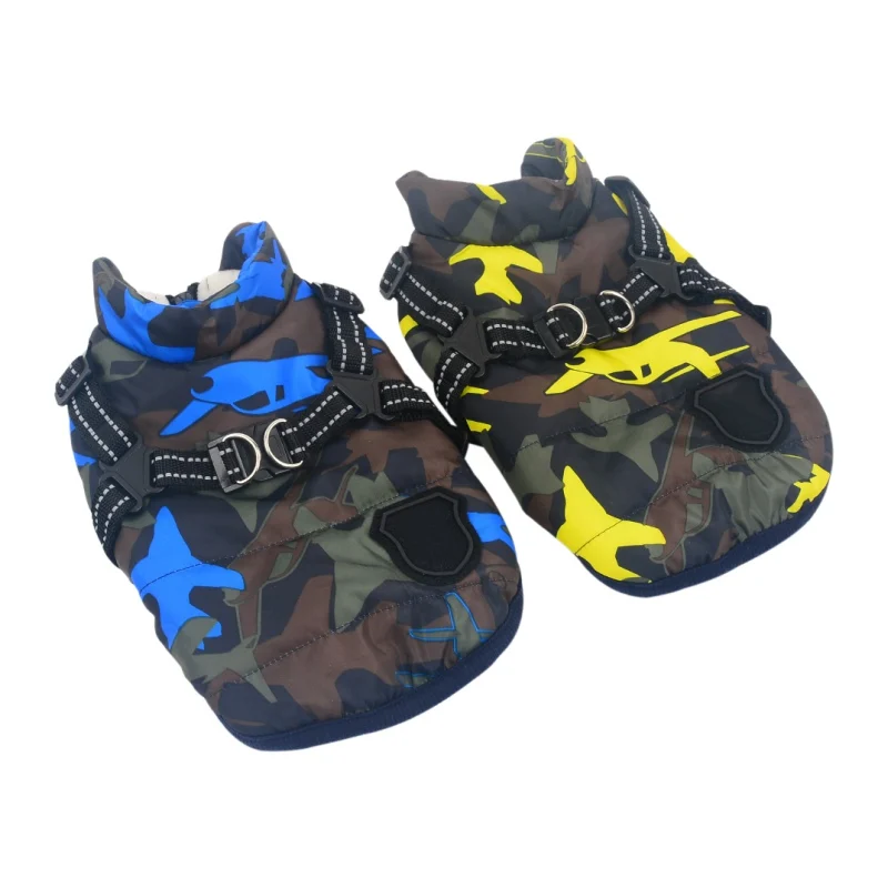 Detalle del cuello alto de la chaqueta para perro