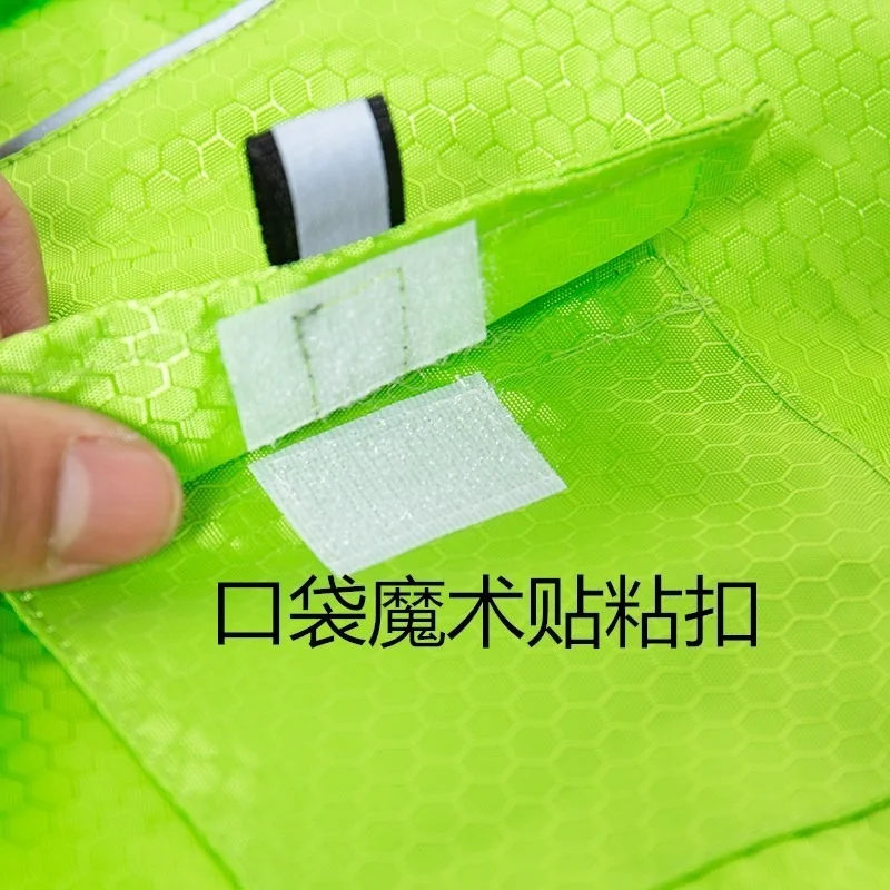 Una mano sostiene una tela verde con una cinta de rayas blancas y negras