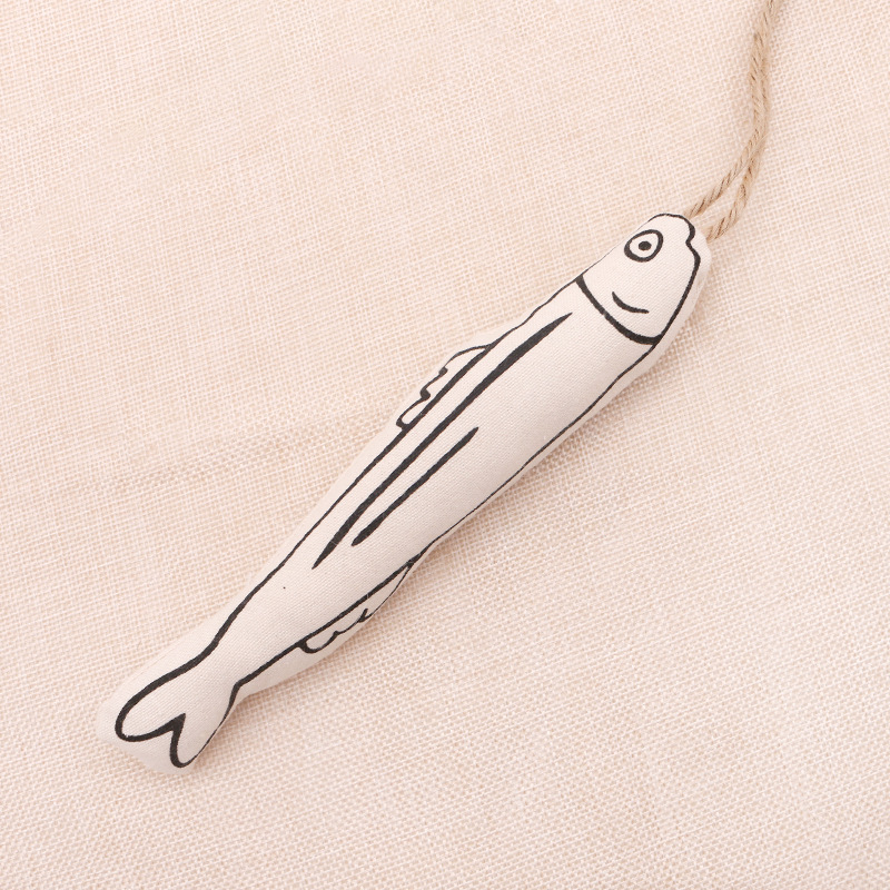 Palo gato divertido masticar - Ángulo perfecto mostrando el pez algodón