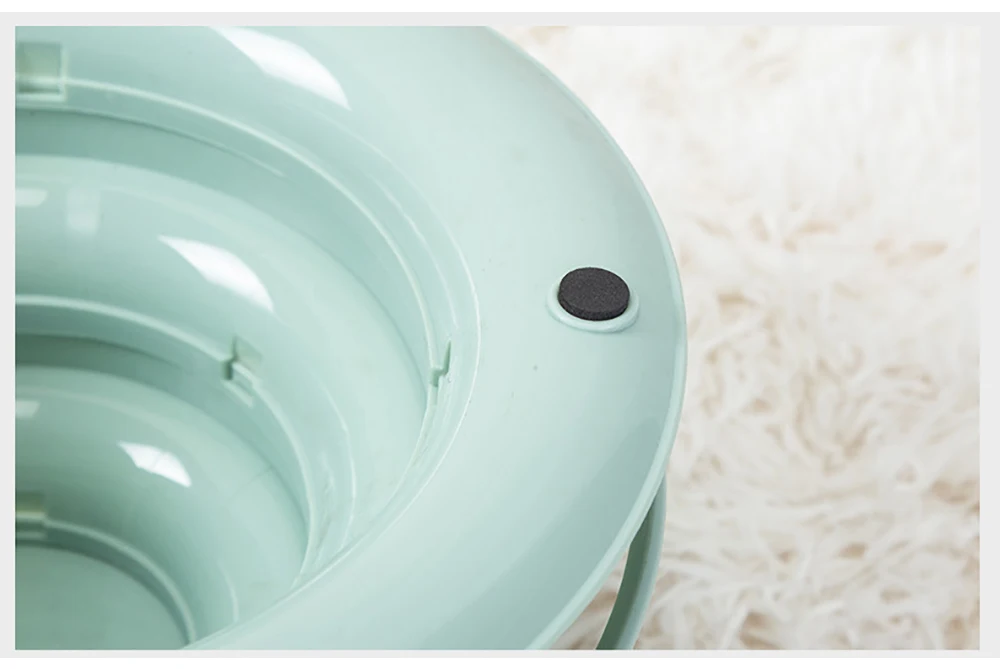 Torre de juguete para gatos en un salón moderno