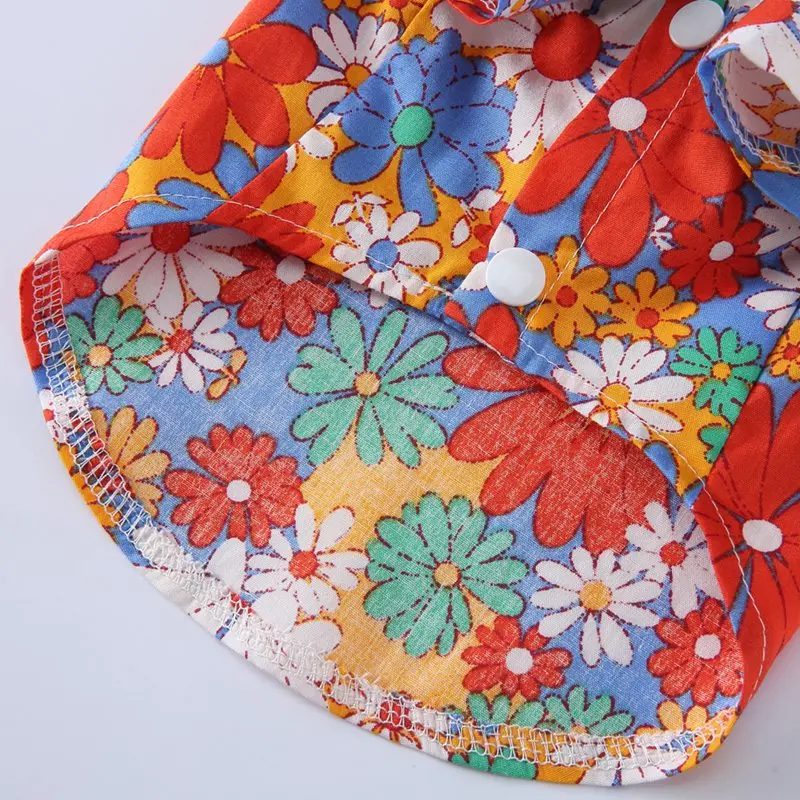 Detalle del cuello de la camisa hawaiana para perros