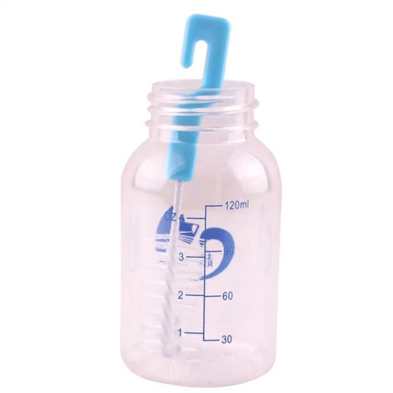 Una botella de plástico transparente con una cuchara medidora azul en su interior. El biberón parece ser un recipiente para un líquido, posiblemente un suplemento o una fórmula para bebés, como lo indican las marcas de medidas en el lateral. Las marcas sugieren que la botella puede contener hasta 120 ml de líquido.