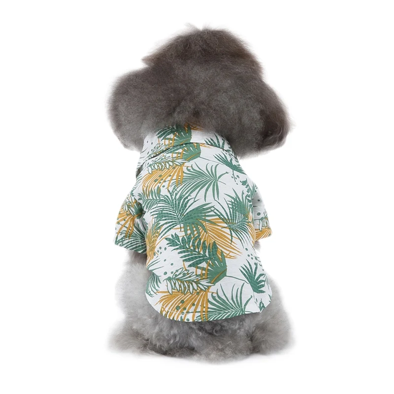 Camisa hawaiana para perros colgada en percha individual