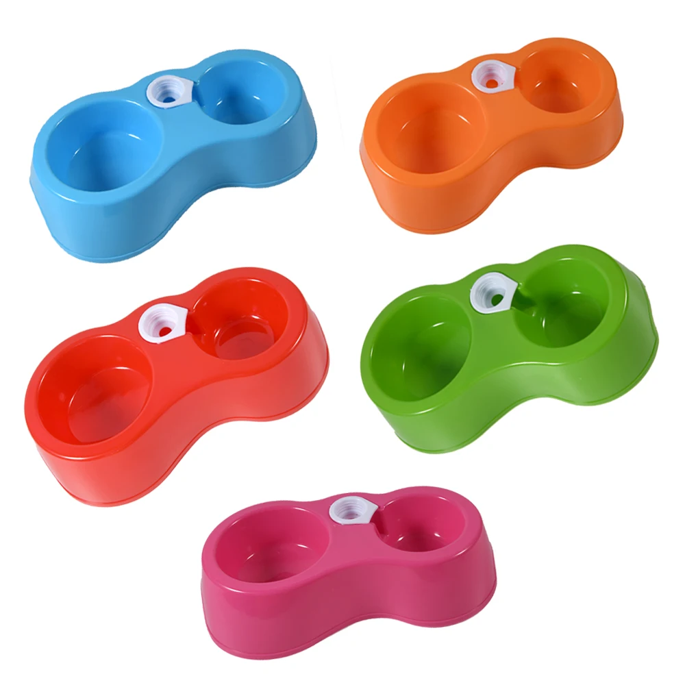 Perro comiendo del tazón doble con bebedero