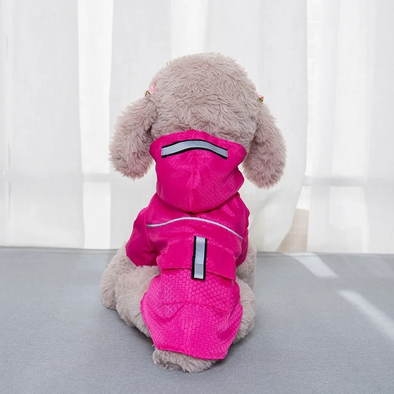 Un perro de peluche con una chaqueta rosa