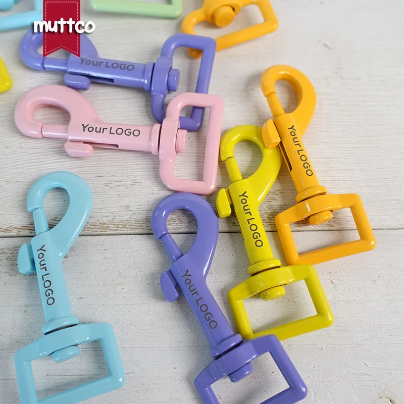 1 unidad, ofrecemos servicio de grabado láser, logotipo personalizado, cierre de perro, hebilla de gancho Kirsite, hardware para 20mm y 25mm