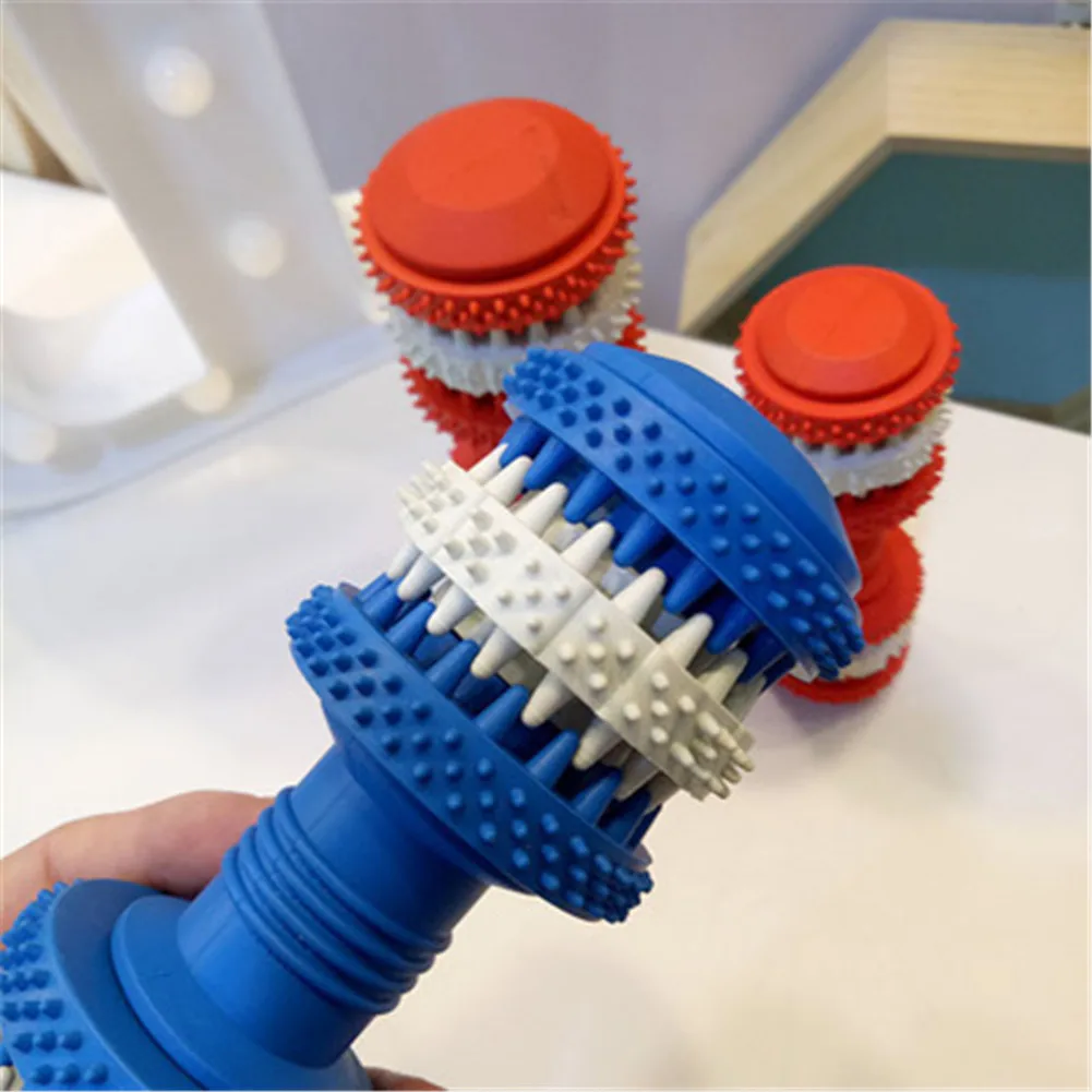 Un cepillo de dientes azul y blanco está sosteniendo por una mano