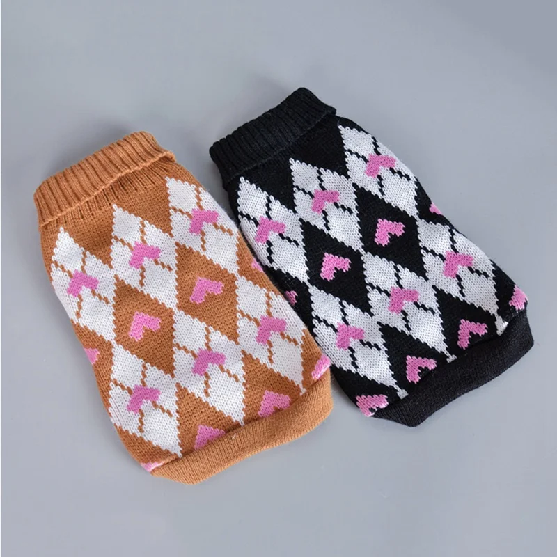 Varios suéteres navideños alineados por talla