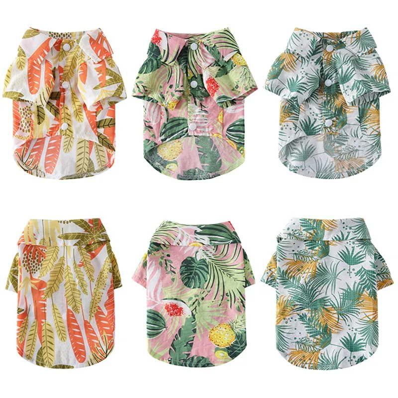 Detalle de los botones de la camisa hawaiana para perros