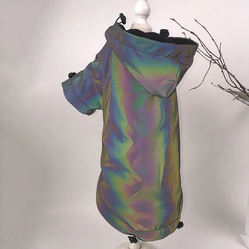 Detalle del cierre con velcro del abrigo para perro