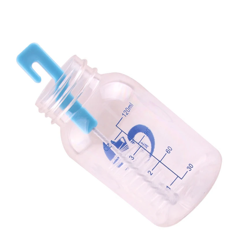 Un biberón con tapa azul y tetina azul. La botella tiene marcas de medición en el lateral, que indican el volumen de líquido que puede contener, que es de 120 ml. La tetina parece estar diseñada para alimentar a bebés, con una abertura estrecha para que fluya la leche.