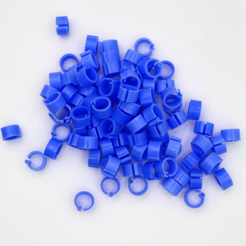 Un montón de perillas de plástico azul