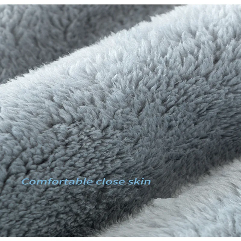 Un primer plano de una superficie texturizada que parece ser una tela o material con una textura suave y esponjosa.