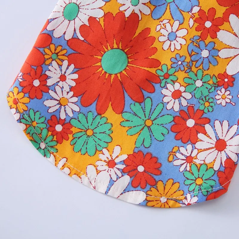 Perro mediano usando camisa hawaiana en un entorno urbano