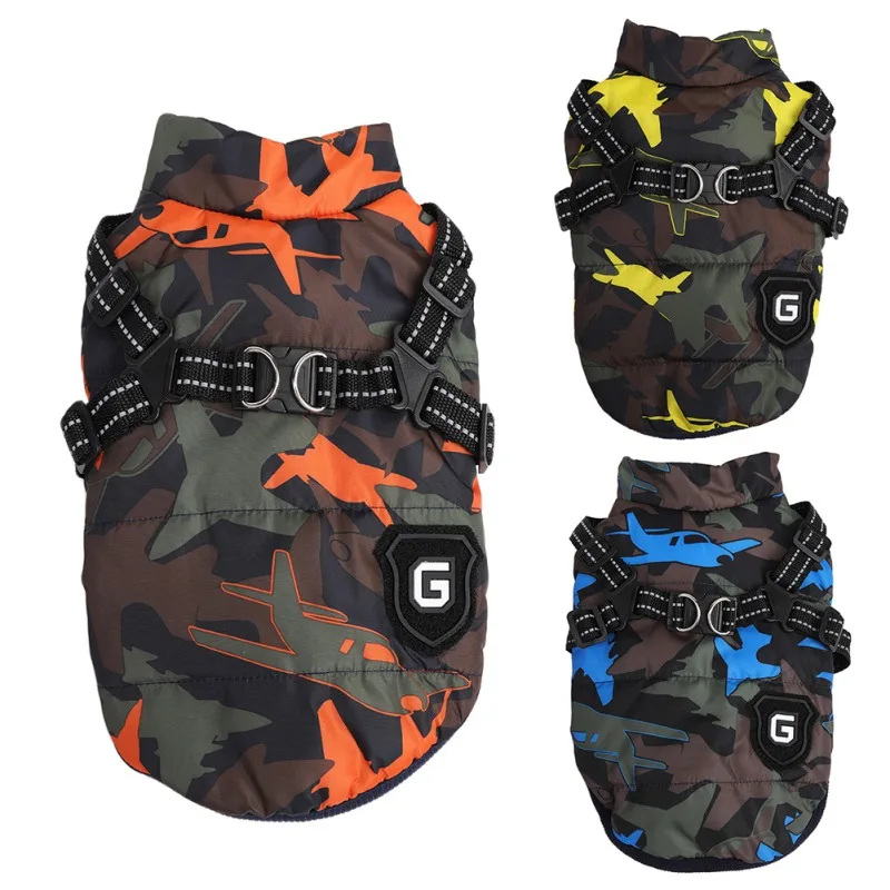 Vista frontal de la chaqueta de invierno con arnés para perro