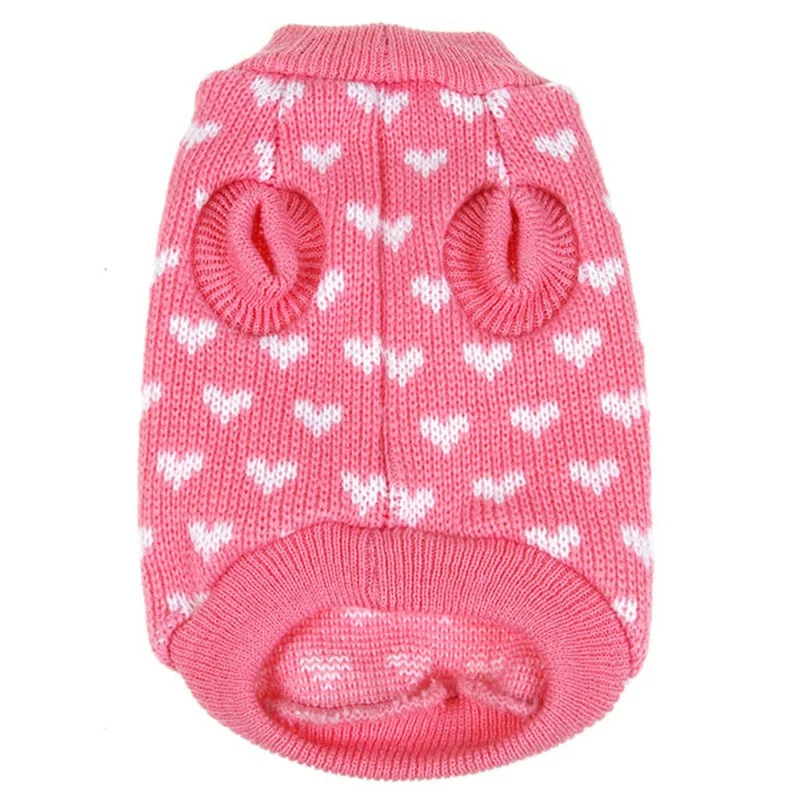 Varios suéteres de Navidad colgados en perchas