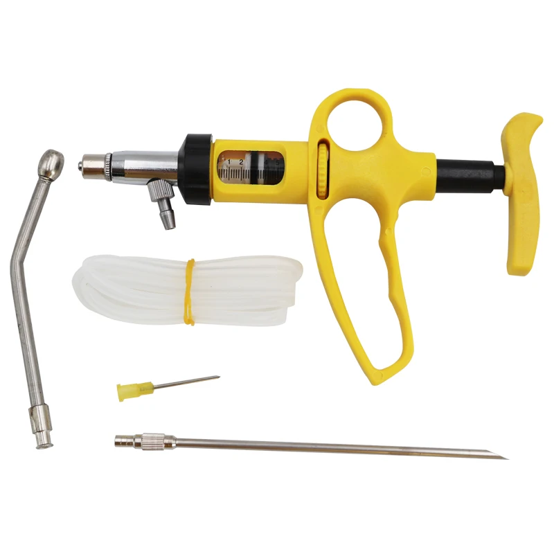 Retrato de gato siamés con ojos azules, primer plano de cara de gatito blanco y crema