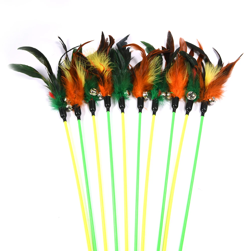 Un grupo de objetos de plumas verdes y amarillas