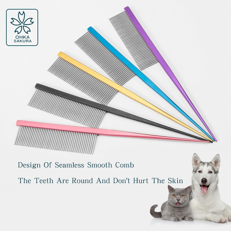 Peine de belleza de aluminio morado sobre fondo blanco