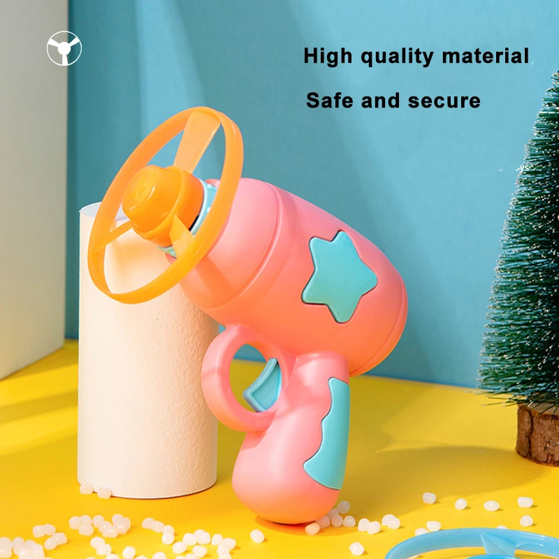 Diferentes juguetes para gatos organizados sobre una alfombra