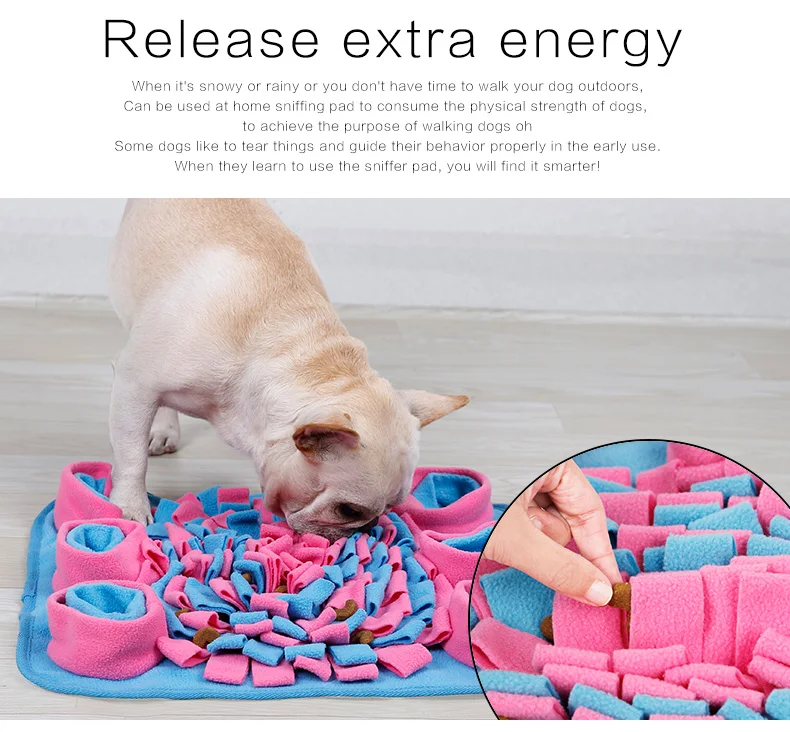 Un perro parado sobre una colchoneta con una serie de tubos o túneles de tela dispuestos en forma circular. El perro parece estar interactuando con los tubos, posiblemente oliéndolos o jugando con ellos. La alfombra está diseñada para proporcionar un ambiente estimulante para los perros, animándolos a realizar actividad física y estimulación mental.