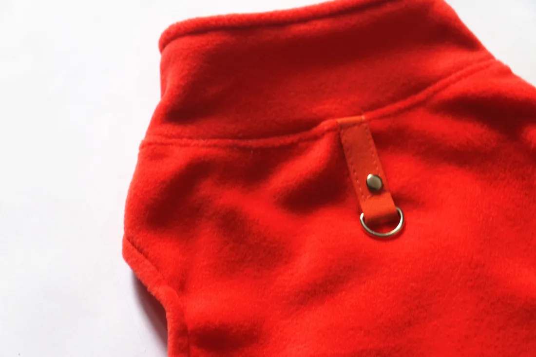 Suéter para perros doblado mostrando el interior suave