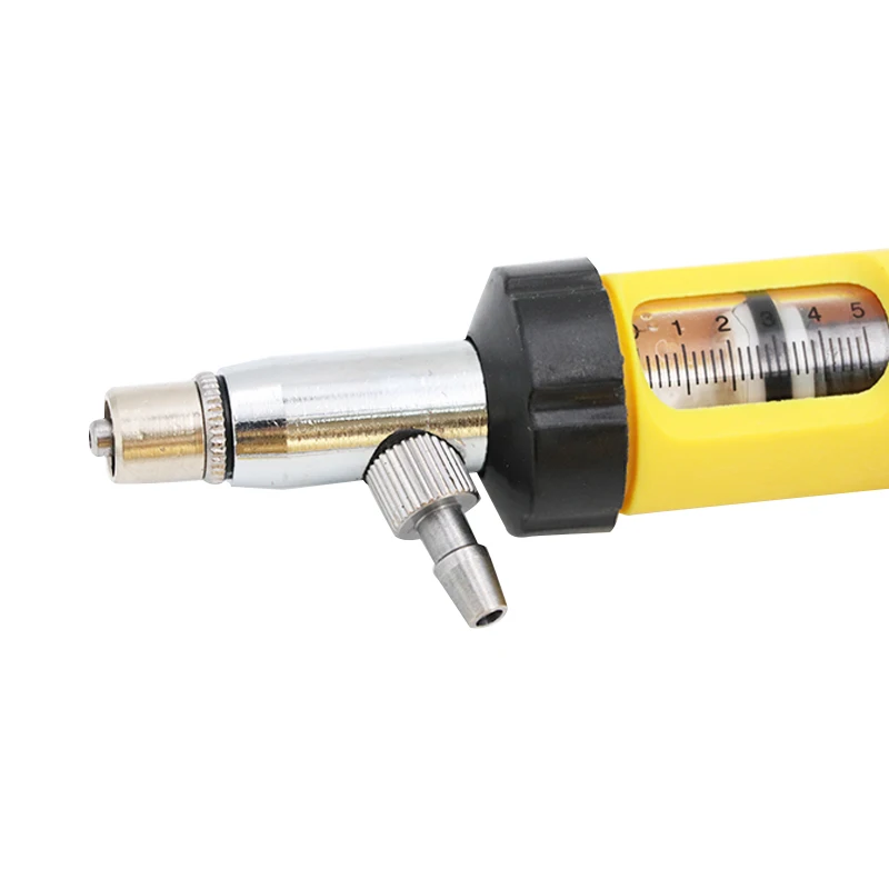 Perro golden retriever y gato doméstico tumbados juntos en una manta clara.