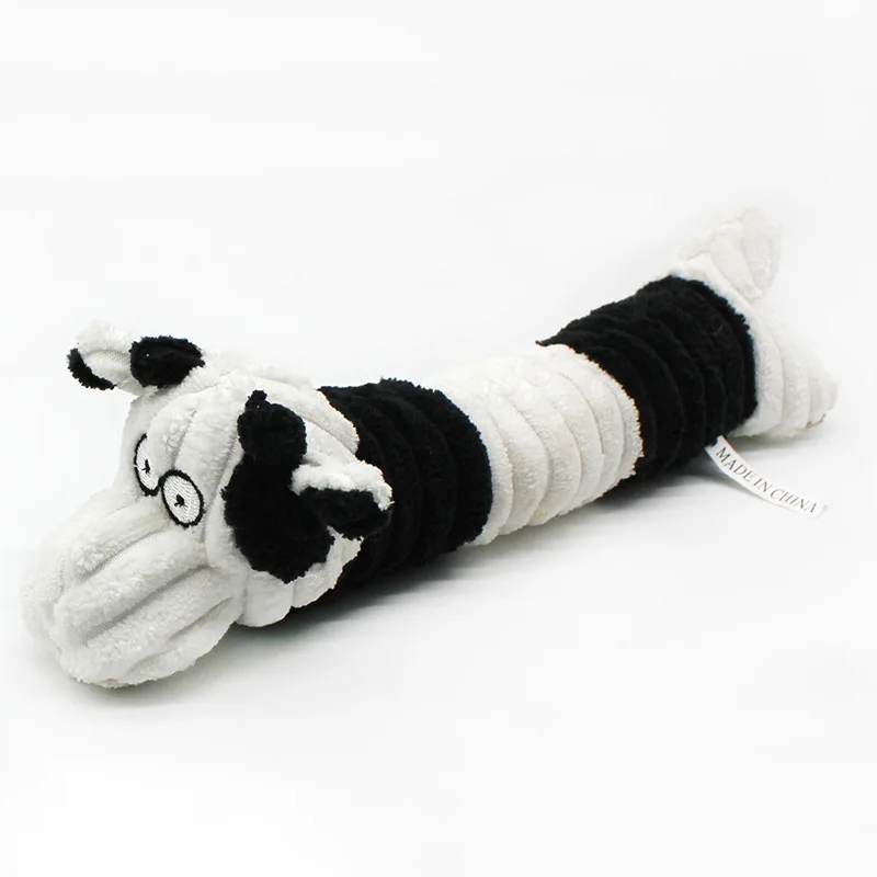 Perro peque�f1o posando con su juguete de cerdito favorito