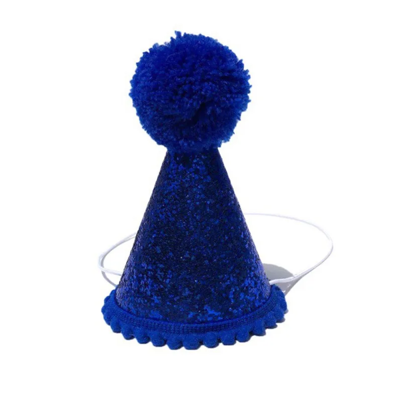 Conjunto de gorro y babero para cumpleaños de mascotas sobre una mesa