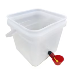 Cubo para beber de pollo y codorniz de 5L con taza para beber, cubo grueso portátil con tapa, cubo cuadrado de plástico para almacenamiento de alimentos para mascotas