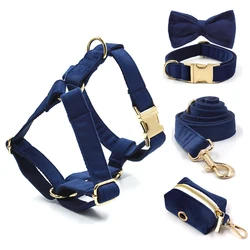 Conjunto arnés y collar de terciopelo azul para perros