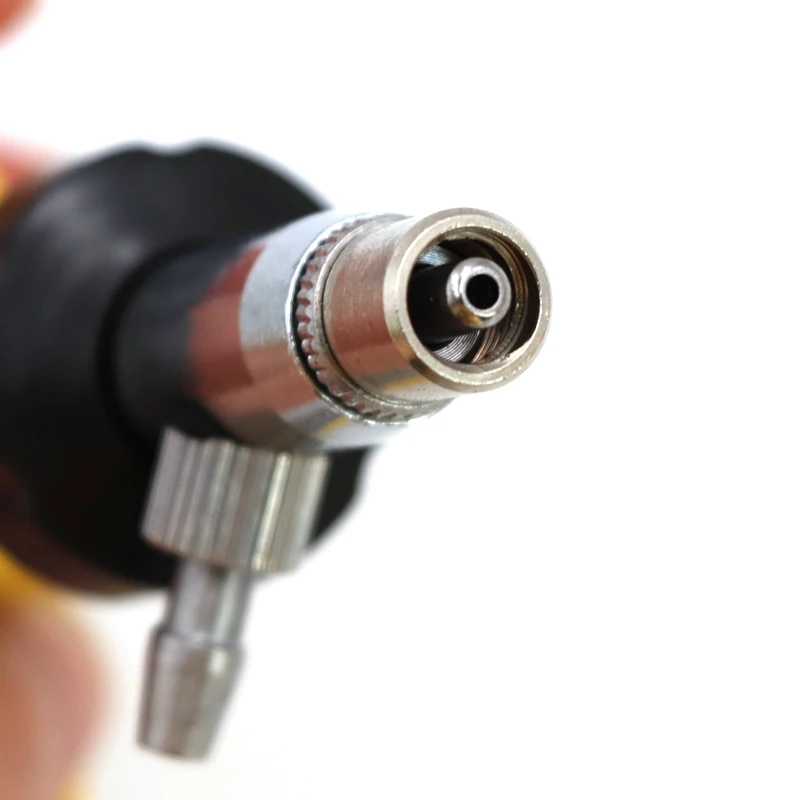 Adorable gatito naranja atigrado con ojos grandes y curiosos, mirando fijamente a la cámara.