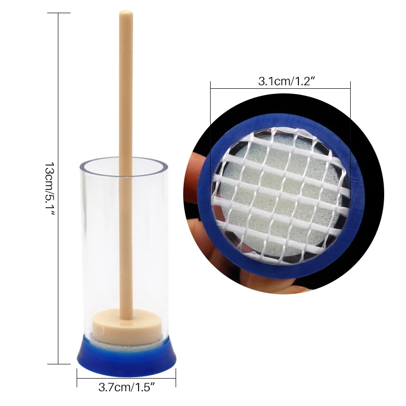 Se muestra un filtro azul y blanco junto a un contenedor transparente