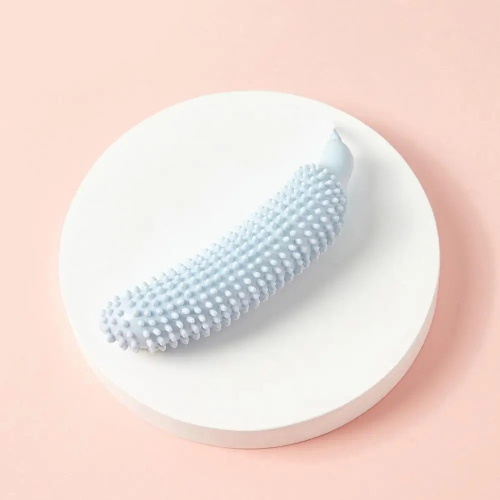 Un objeto azul y blanco está en un plato