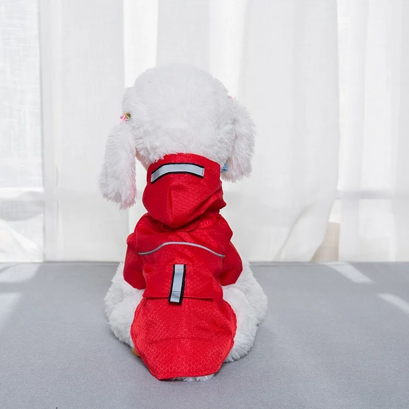 Un perro de peluche blanco con una chaqueta roja