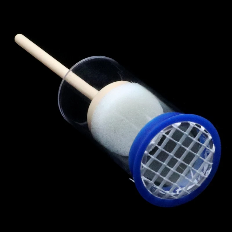 Una raqueta de tenis azul y blanca con un mango de madera