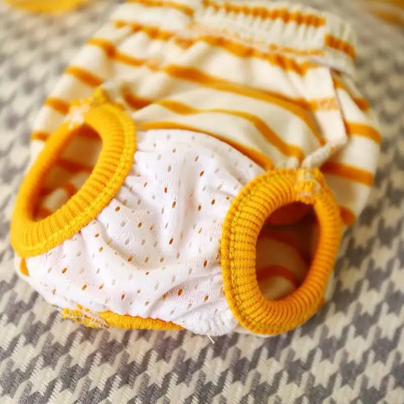 Un pañal a rayas amarillas y blancas con una cubierta de pañales de punto amarillo y blanco