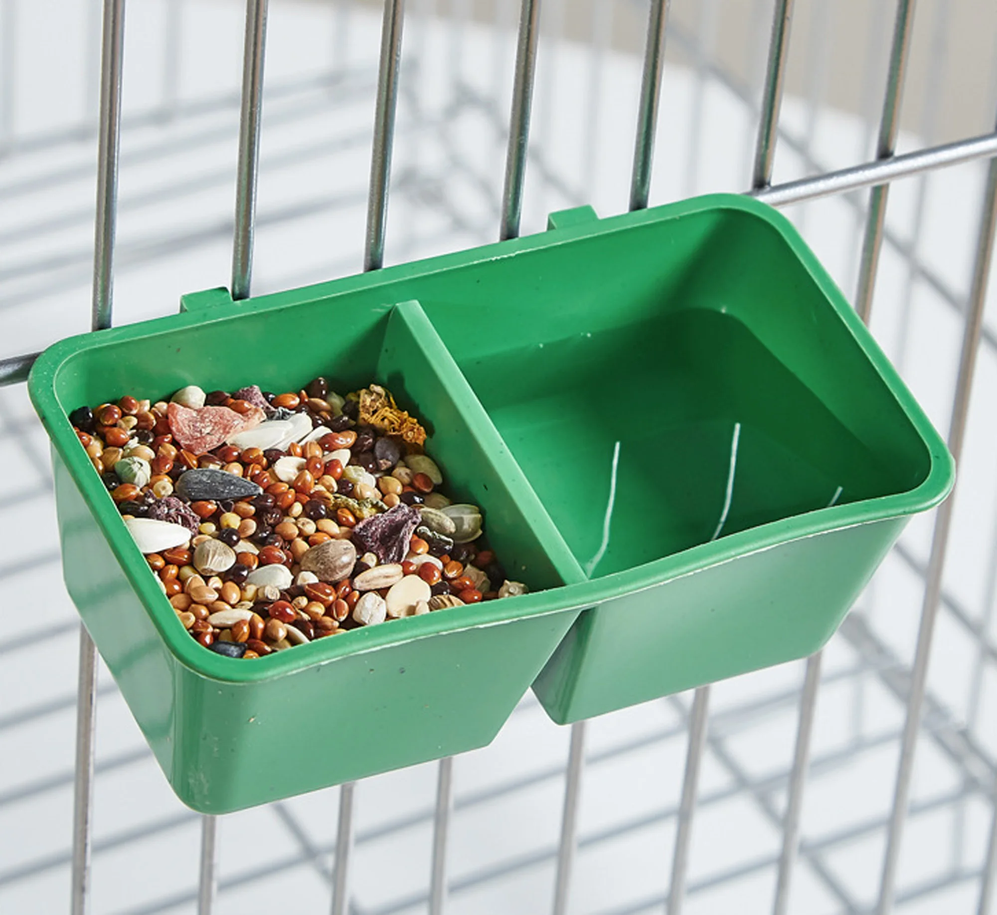 Jaula alimentadora de pájaros de doble cuenco, dispositivo para comer bebidas de agua doble, bebedero para loros y palomas, dos usos para alimentar y beber, 1 ud. - imagen 4