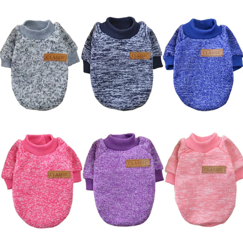 Perro pequeño con suéter de invierno con capucha en color rojo