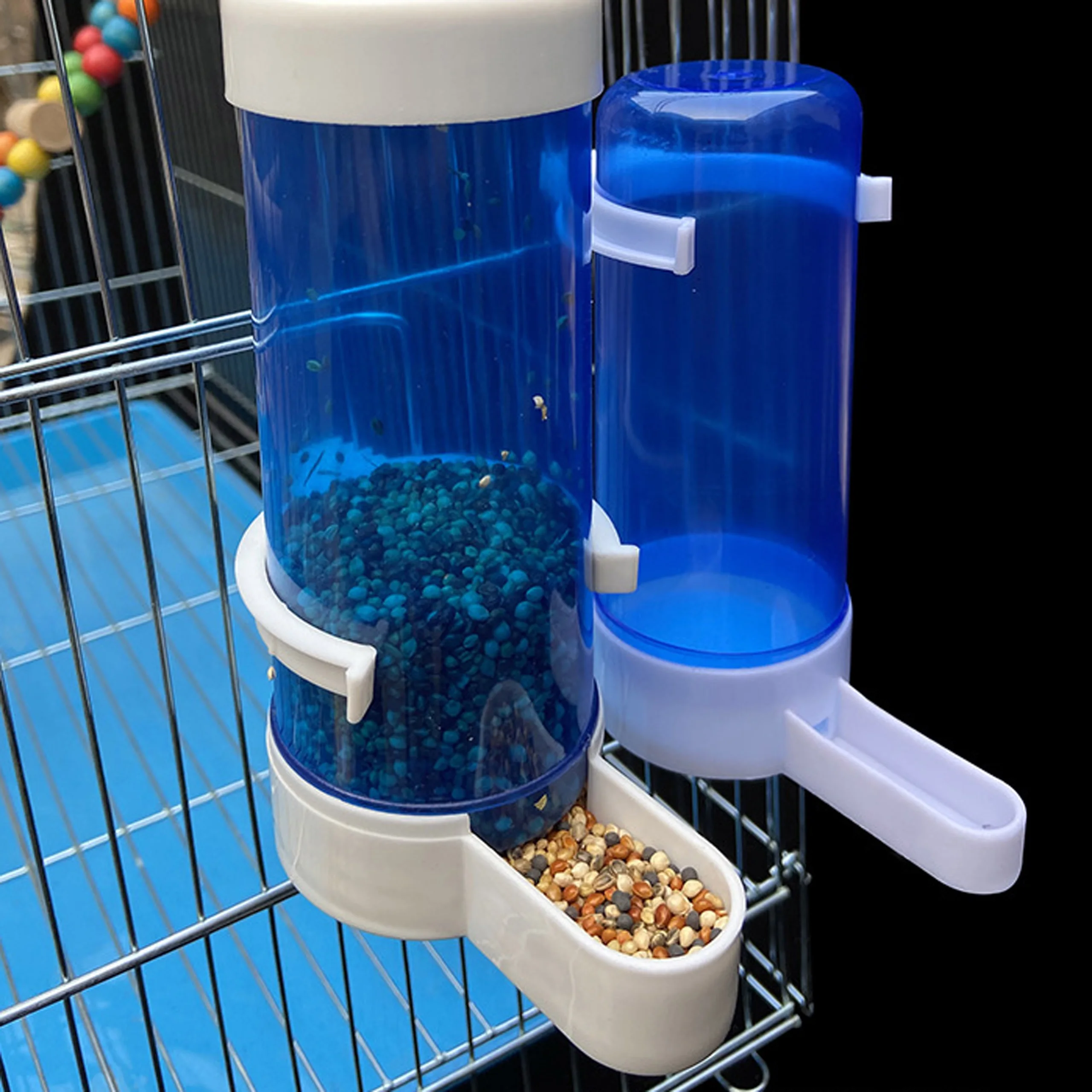 Bebedero automático colgante para pájaros y mascotas, alimentador para pájaros azul, jaula para pájaros, herramienta de alimentación para loros, cuencos y bebederos automáticos, 4 piezas - imagen 2