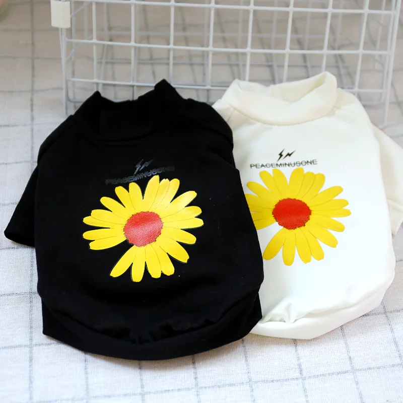 Camiseta estampada para gatos mostrada junto a una regla