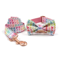 Collar y correa rosa para perros con pajarita y corazones – Hebilla oro rosa