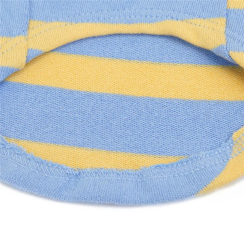 Suéter a rayas doblado sobre una superficie lisa