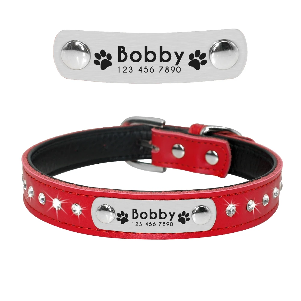Un collar de perro rojo y negro con un hueso plateado