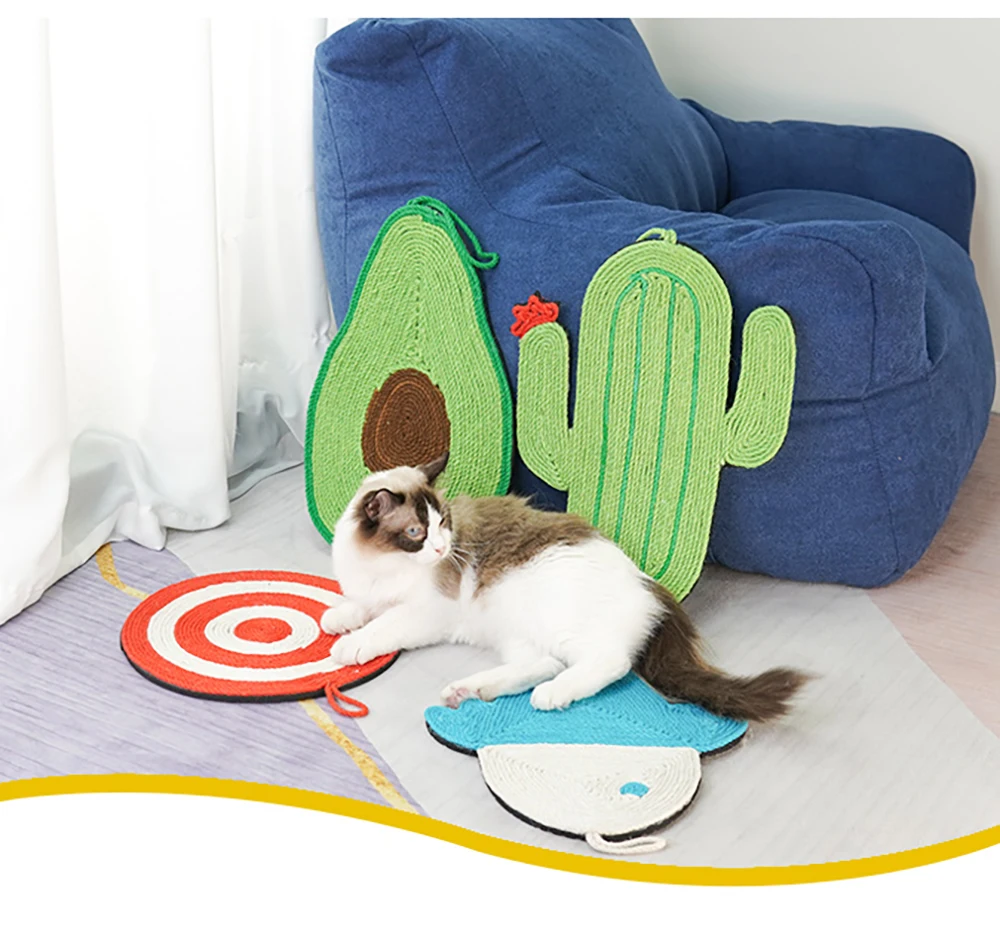 Rascador de sisal para gatos colocado en el lateral de un sofá