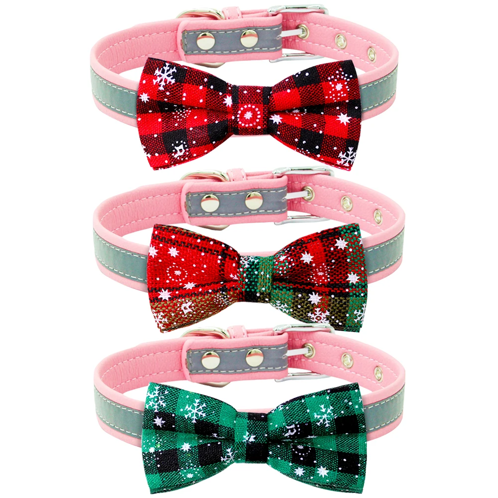 Lazos navideños para perros pequeños listos para su exhibición en tienda